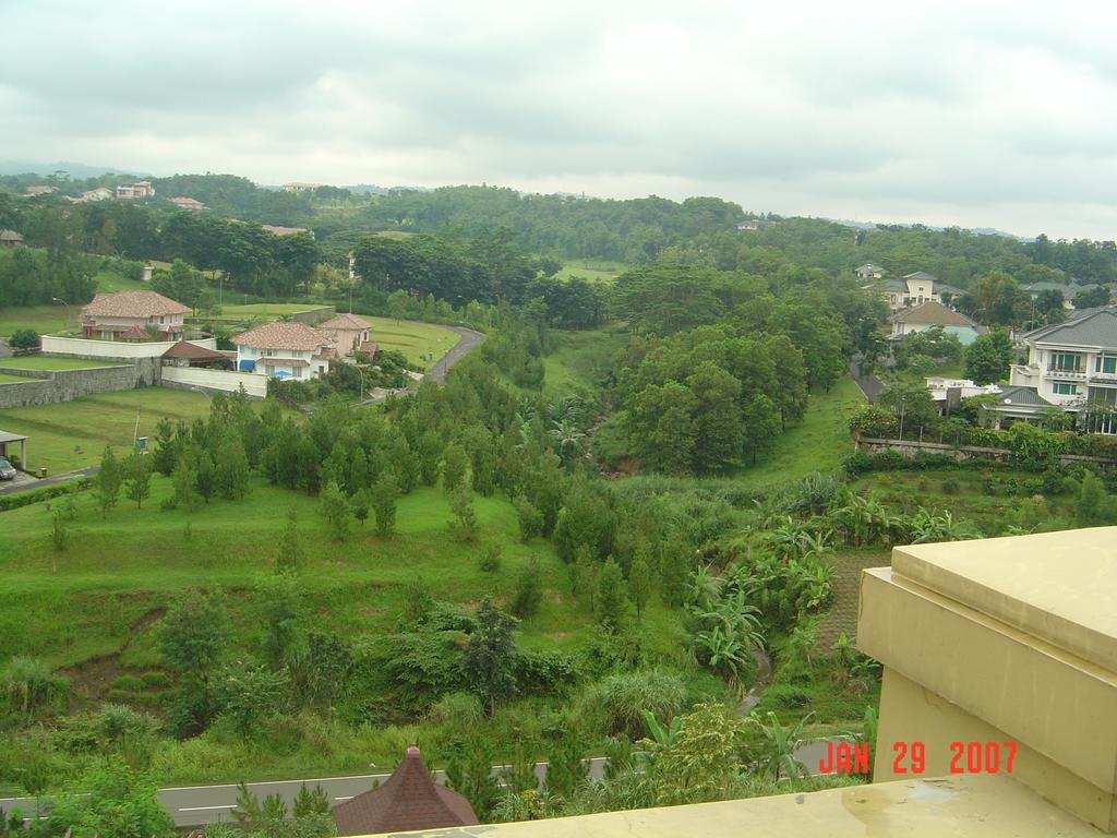Green Wattana Hotel, Sentul City Bogor Extérieur photo